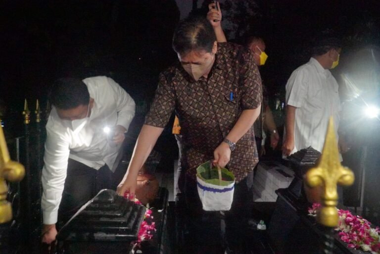 Tradisi Nyadran di Solo, Airlangga Ziarah Makam Keluarga di Astana Oetara