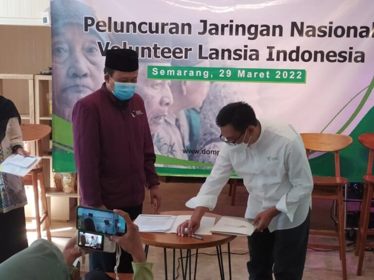 Pesantren Lansia Ikut Pelatihan Hidroponik