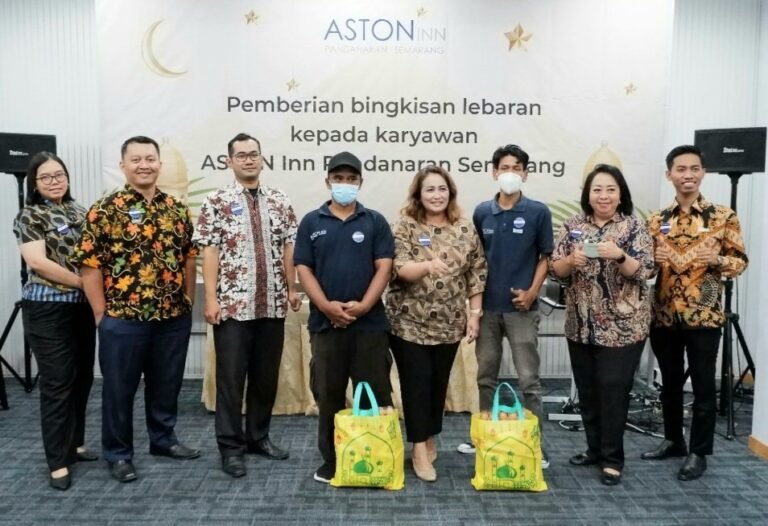 ASTON Inn Pandanaran  Bagi Bingkisan Karyawan