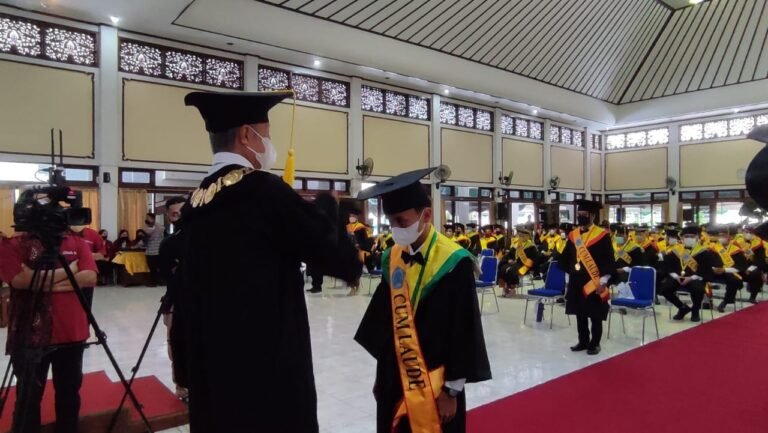 491 Wisudawan Unisri Dilantik Luring Terbatas, Rektor Tekankan Humanisasi Teknologi