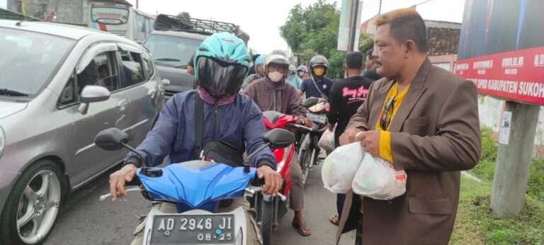 Sobat Anies Sukoharjo Berbagi Takjil di 12 Titik
