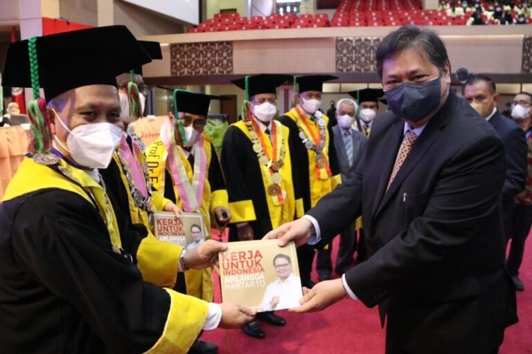 Menko Airlangga Hadiri Pengukuhan Profesor Kehormatan di Padang