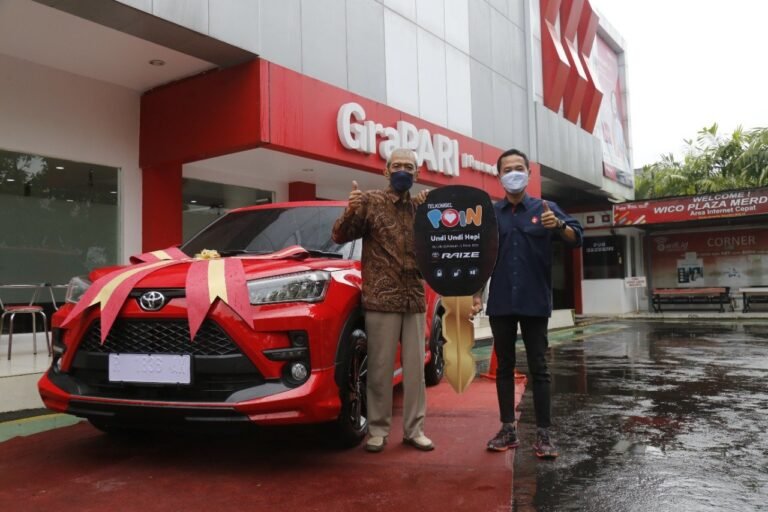 Pensiunan Dosen Raih Hadiah Mobil Telkomsel
