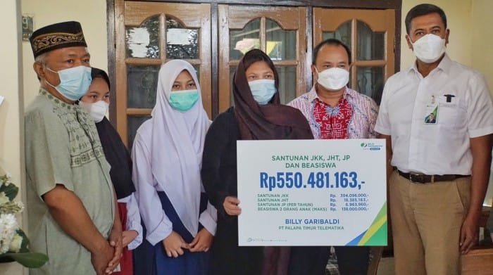 Dirut BPJS Ketenagakerjaan Serahkan Santunan Korban Penembakan Papua