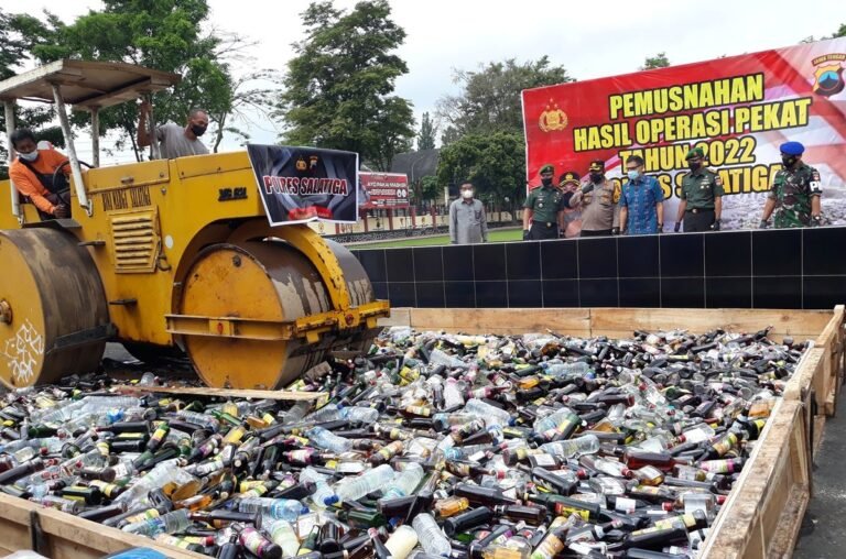 Ribuan Botol Miras Dimusnahkan