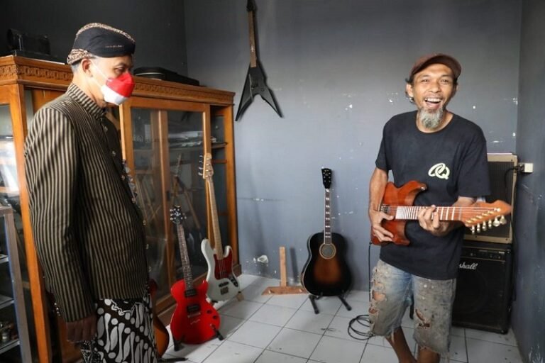 Pengelola UMKM Gitar Ambarawa Diajak Ganjar Nonton Dream Theater
