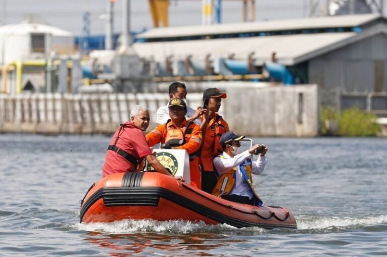 Kembali Cek Tanggul Laut Jebol, Ganjar Beri Arahan Penanganan