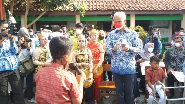 Ganjar Peringati Hardiknas Bersama Siswa-Siswi SLB Negeri 1 Demak