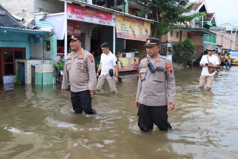 Kapolres Demak Bantu Korban Rob