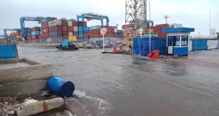 Tanggul Laut Jebol, 500 Peti Kemas Terendam