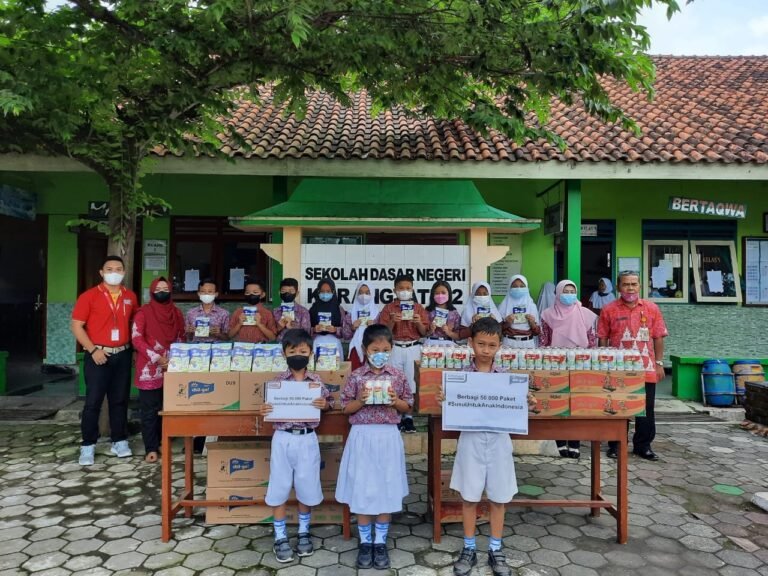 Alfamart Salurkan 200 Ribu Paket Susu Seluruh Indonesia