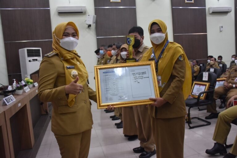 Penyerahan Laporan Hasil Penilaian Budaya Kerja dan Kinerja Perangkat Daerah Tahun 2021 dan Sosialiasi Penilaian Kepatuhan Tahun 2022