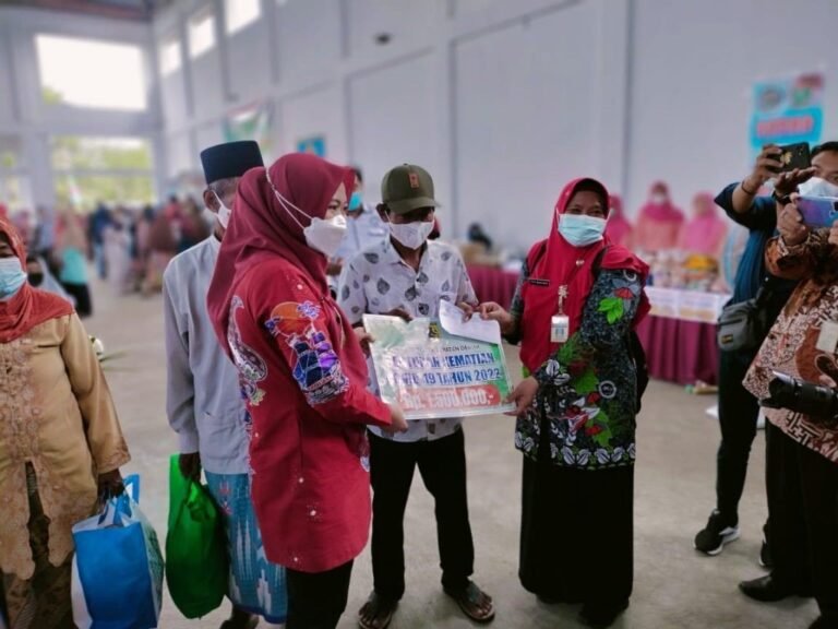 Bupati Demak Menyerahkan Bantuan Sosial dan Buka Bazar Produk UMKM Di Kecamatan Wonosalam
