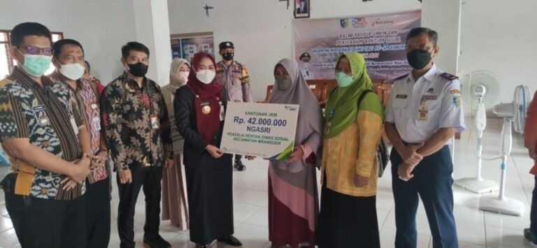 Bupati Menyerahkan Klaim Asuransi BPJS Ketenagakerjaan di Kecamatan Guntur