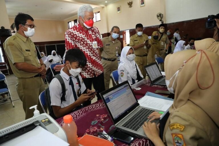 Gubernur Jateng Pastikan PPDB Berjalan Lancar