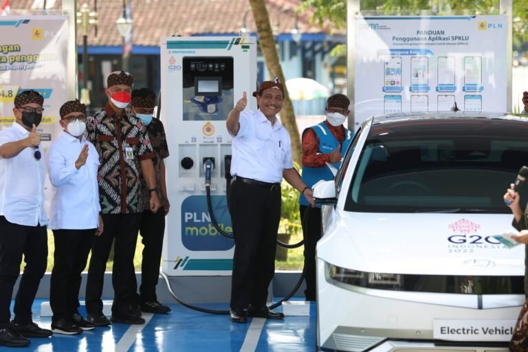 Menko Luhut Resmikan SPKLU ‘Green Tourism’ PLN