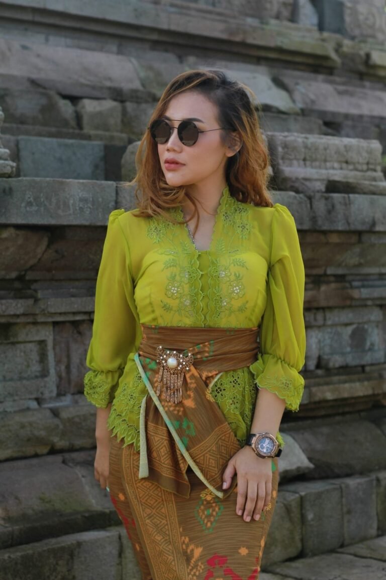 Keren! Make Up dan Kebaya untuk Pemotretan di Candi Gedong Songo oleh Saraswati by Fahira MUA