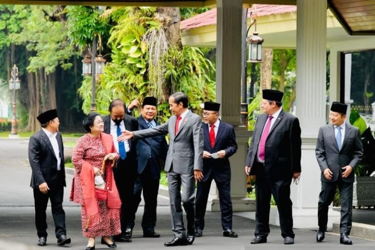 Rabu Pon, Jokowi Makan Siang Dikelilingi Ketum Partai Lalu Rombak Kabinet