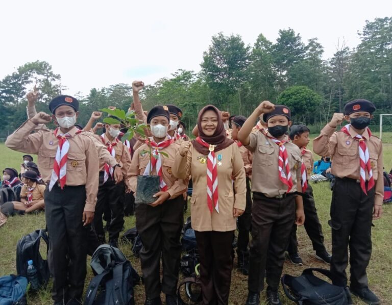 Siswa SMPN 10 Salatiga Tanam Ratusan Pohon Penghijauan