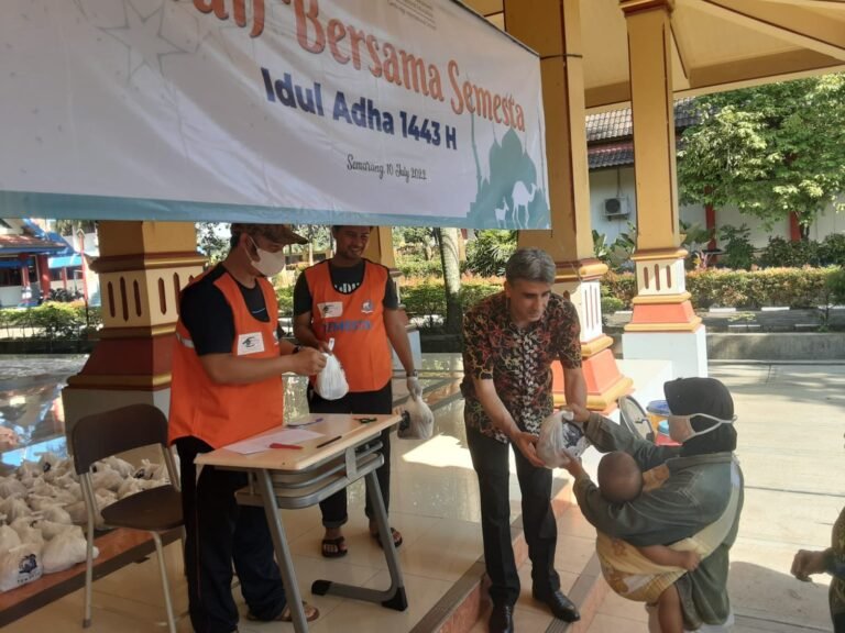 Sekolah Semesta Bagikan 2.500 Paket Daging Kurban
