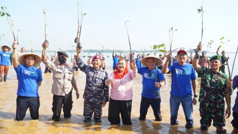 Pertamina Tanam 12.000 Bibit di Pantai Mangunharjo Semarang