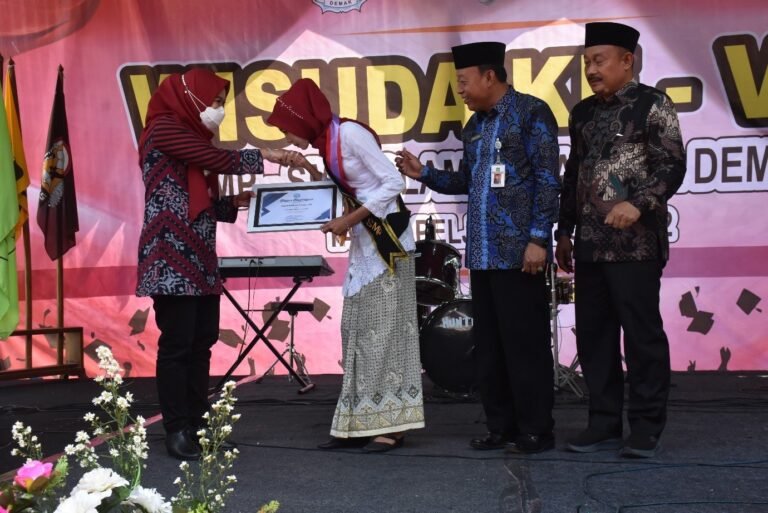 Wisuda Purna Ke-Viii Kelas Ix Dan Xii Smp -Smk Islam Al Fadhila Demak Tahun 2021/2022