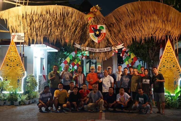 Warga Bangun Gapura Garuda Pancasila