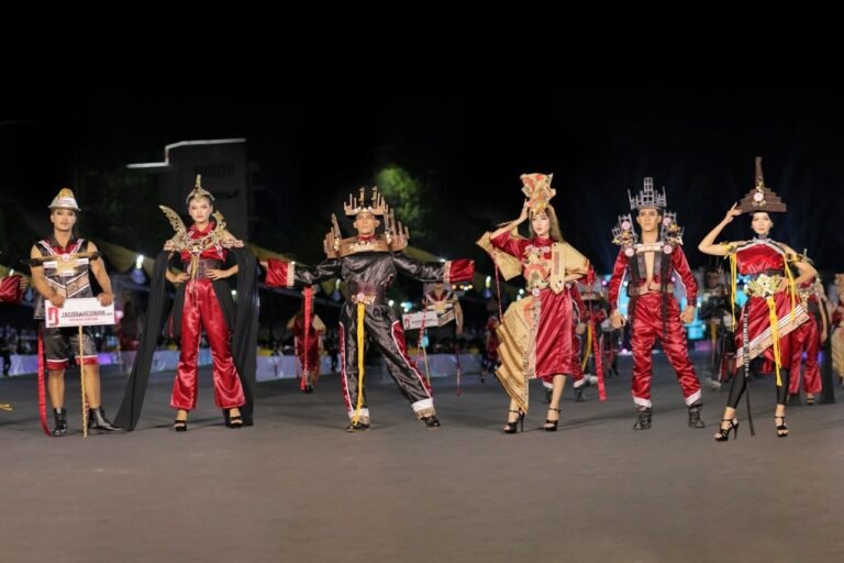 Semen Gresik Meriahkan Jember Fashion Carnaval
