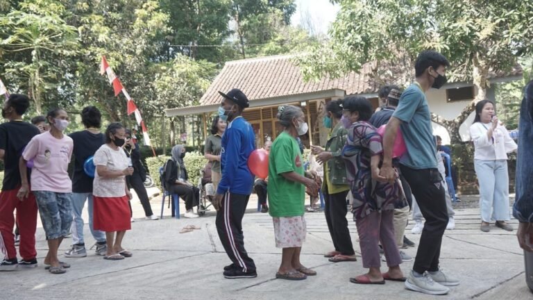 Mahasiswa UKSW Melayani Masyarakat Lewat Pengabdian Nyata