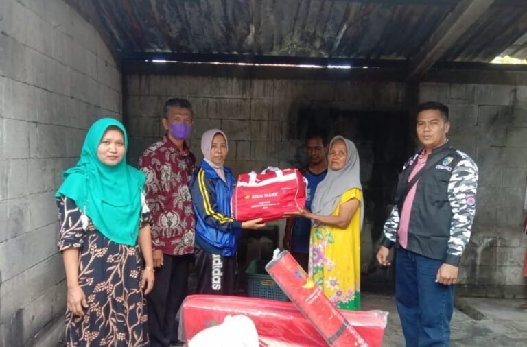 Pemberian Bantuan untuk Muyasaroh korban Kebakaran Rumah di Desa Jogoloyo Kecamatan Wonosalam