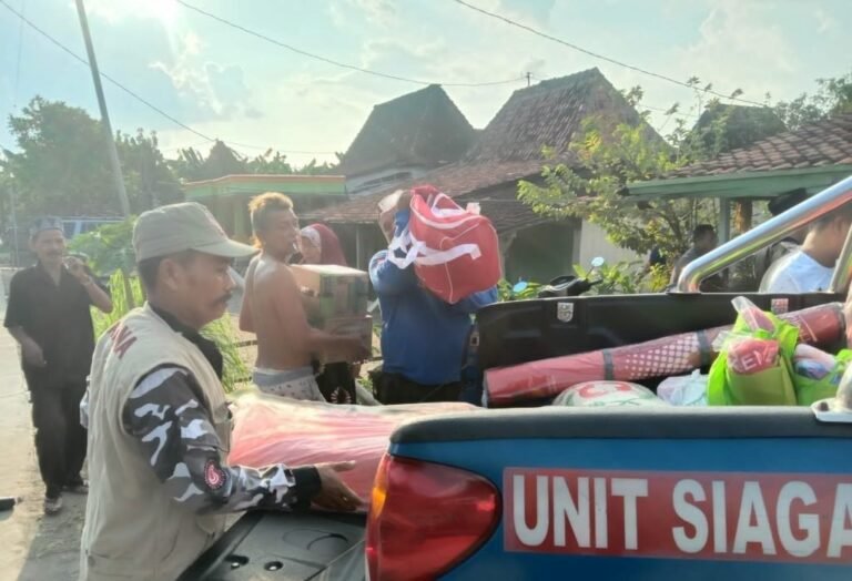 Relawan Tagana Kabupaten Memantau Penyerahan Bantuan Logistik Untuk Korban Kebakaran Rumah di Desa Menur Kecamatan Mranggen