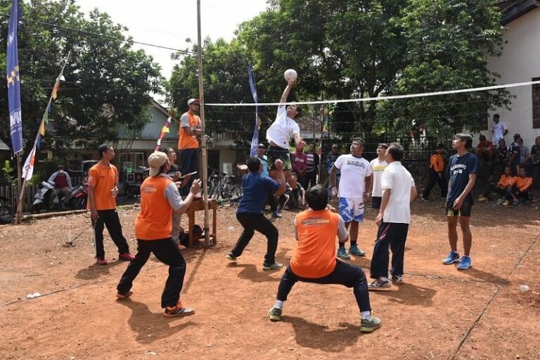 Keseruan Lomba Bola Voli Pletuk, Lapangan Sempit Sering Smash