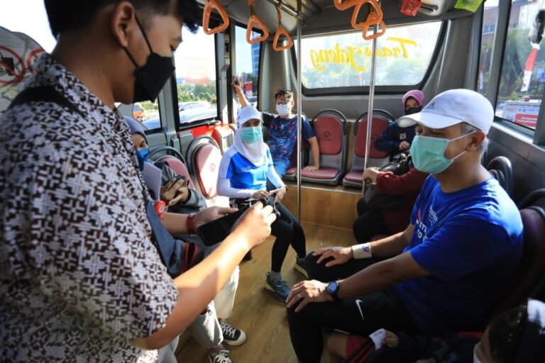 Ganjar dan Atikoh Pulang Olahraga Naik Trans Jateng, Begini Komentarnya