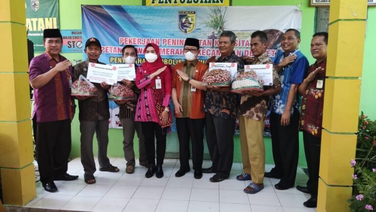 Bupati Demak Serahkan Bantuan Bibit Bawang Merah kepada Petani