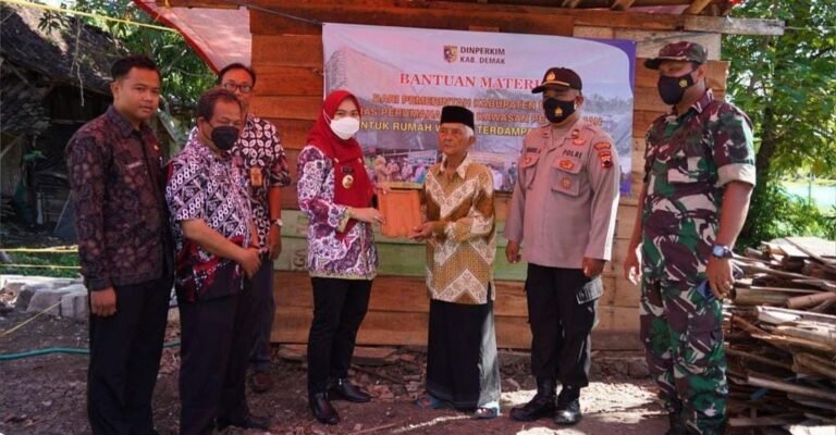 Bupati Demak Serahkan Bantuan Korban Angin Puting Beliung Desa Kunir