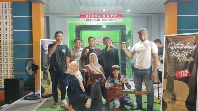 Grup musik lokal Khoir Damawangsa And Bams Rianbow tampil di Saturday Night Acoustic