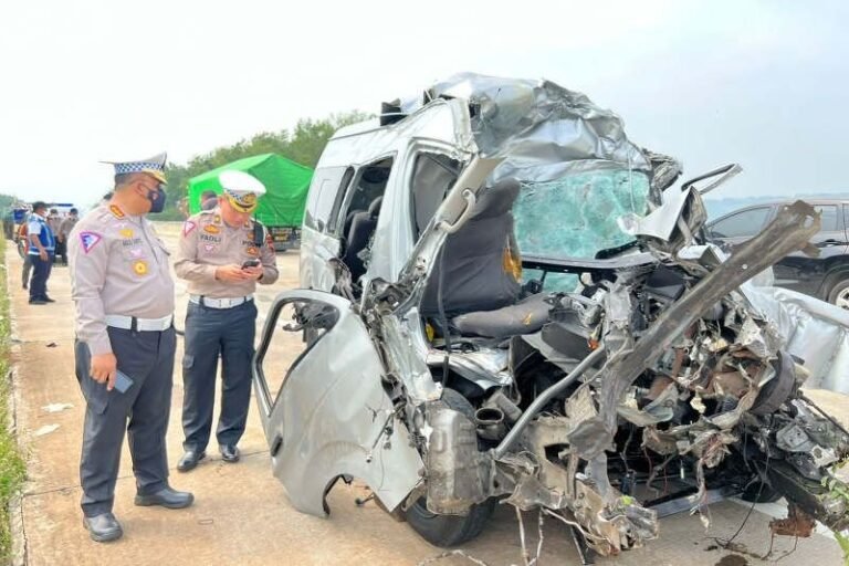 Tujuh Tewas Akibat Kecelakaan Minibus di Tol Semarang-Batang