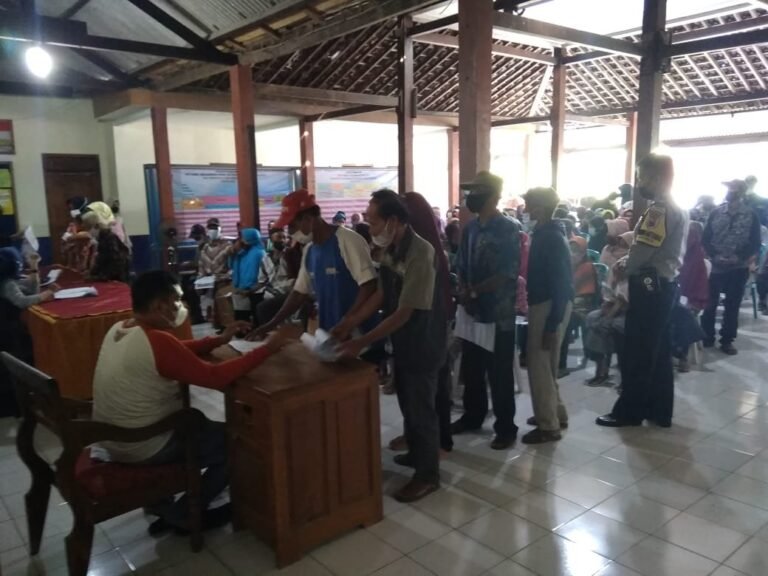 Ekonom UI Sebut BLT jadi Bantalan untuk Jaga Daya Beli