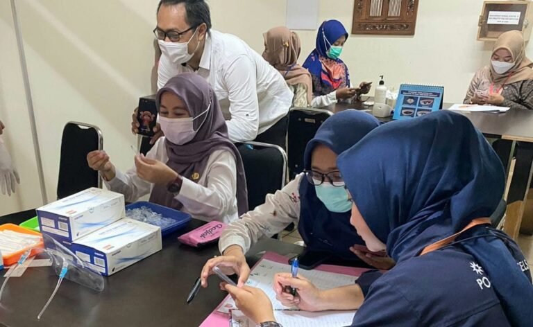 Pemeriksaan Kesehatan  Karyawan Louis Kienne Hotel