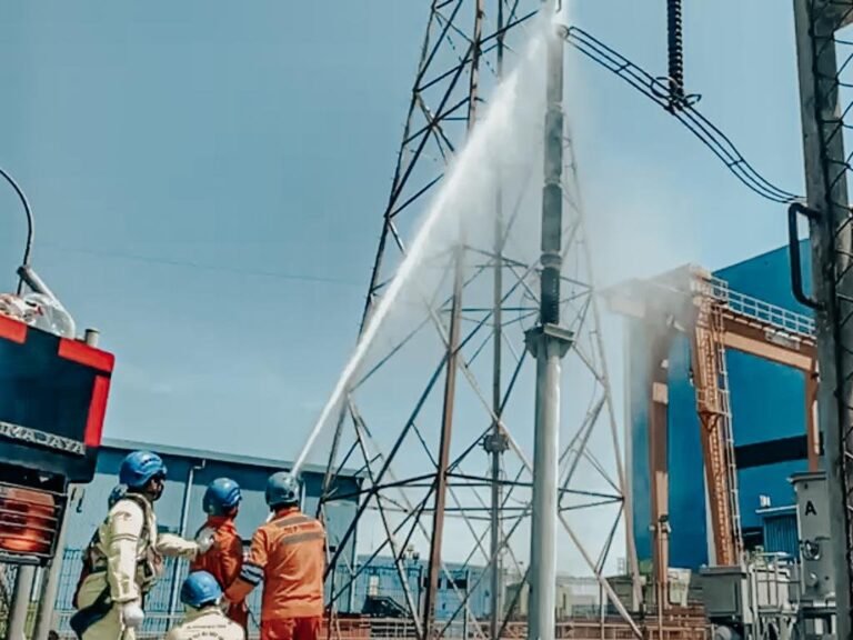 Jelang KTT G20, PLN Lakukan Cleaning Insulator