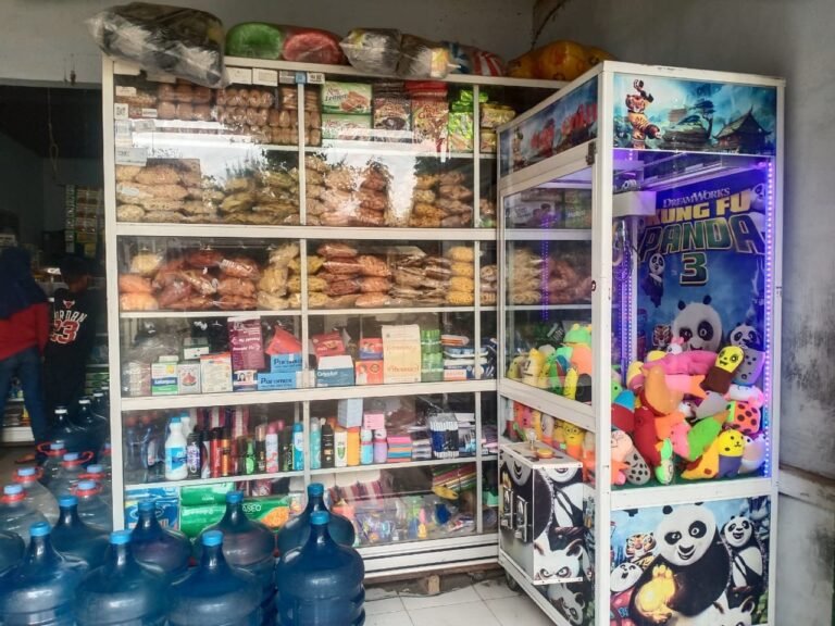 Kata Pemilik Warung Soal Fatwa Haram “Mesin Capit Boneka”