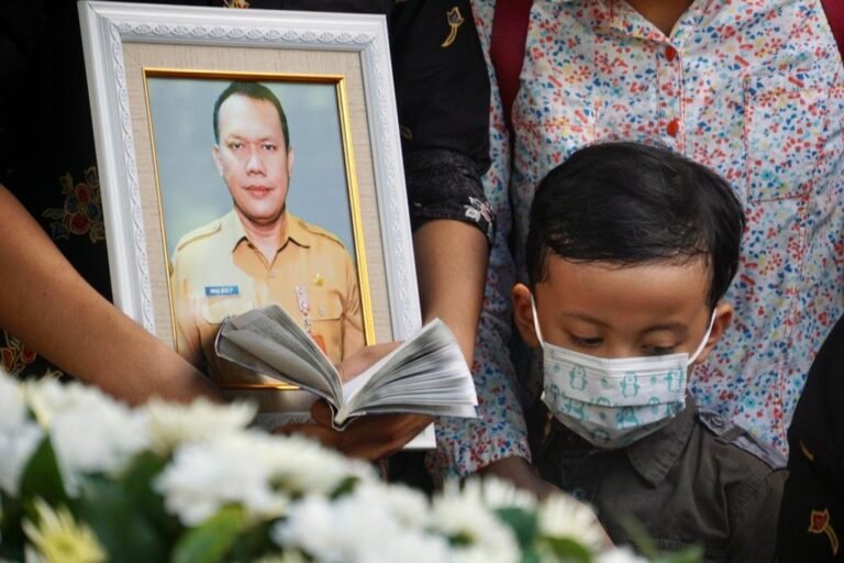 Jenazah Paulus Iwan Budi PNS Saksi Korupsi Dimakamkan