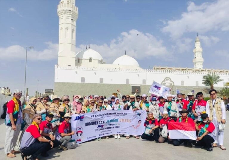 JNE Berangkatkan Pemenang Hadiah Umroh