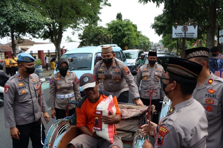 Polres Salatiga Ajak Mahasiswa dan Wartawan Bagikan Beras ke Warga Terdampak