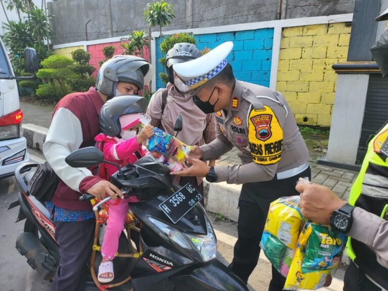 Satlantas Polres Semarang Beri Hadiah Snack pada Anak-anak Tertib Lalu Lintas
