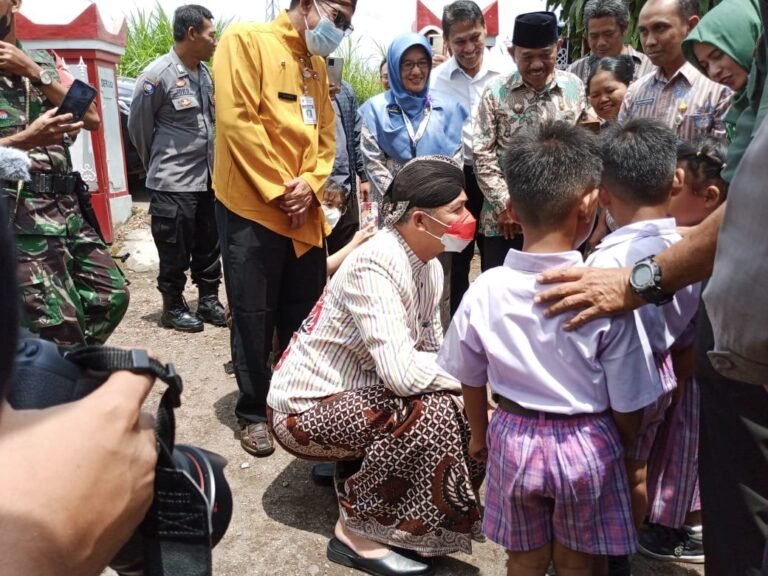 Disurati Siswa SD, Ganjar Sambangi Sekolahannya