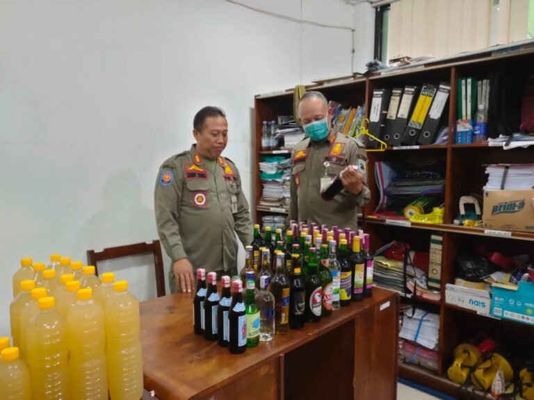 Satpol PP Kabupaten Demak Razia Pekat, Amankan Ratusan Botol Miras