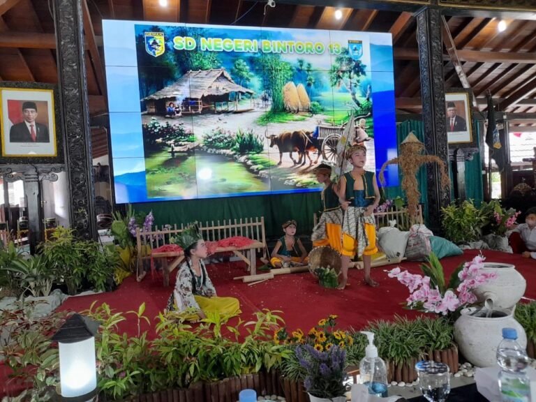 Siswa SDN 5 Bintoro pentas cerita rakyat di Pendopo Kabupaten Demak
