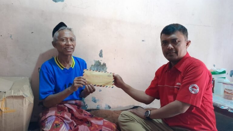 Jateng PosTV dan Dermawan Serahkan Bantuan buat “Pensiunan PNS Jual Ginjal Keliling Kota Salatiga”