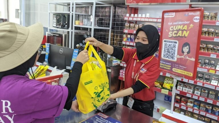 Ulang Tahun, Alfamart Bagi Bingkisan Hingga Modal Usaha Miliaran Rupiah